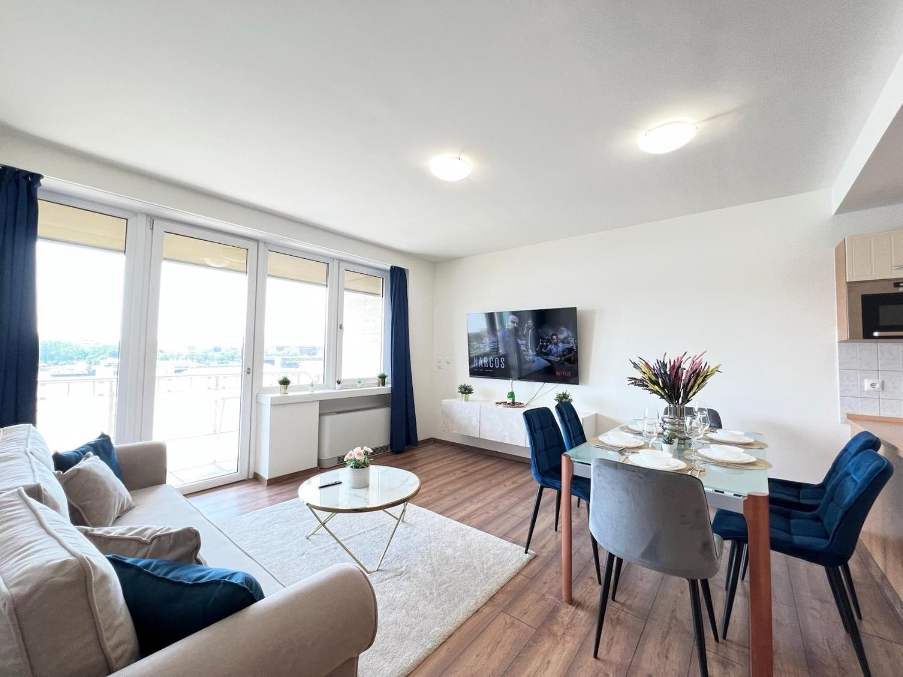 Апартаменти Luxury With A Beautiful View Of The Danube, Free - Wellness And Car Parking In The Center Of The