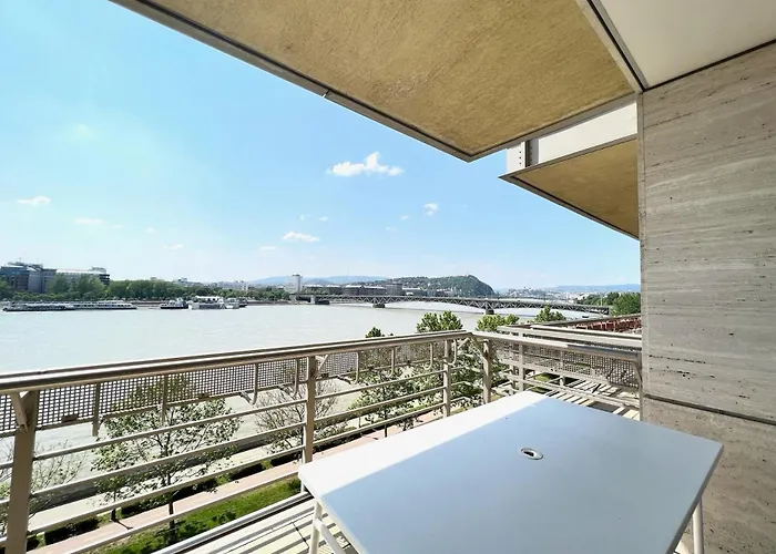Luxury Apartment With A Beautiful View Of The Danube, Free Spa - Wellness And Car Parking In The Center Of The City