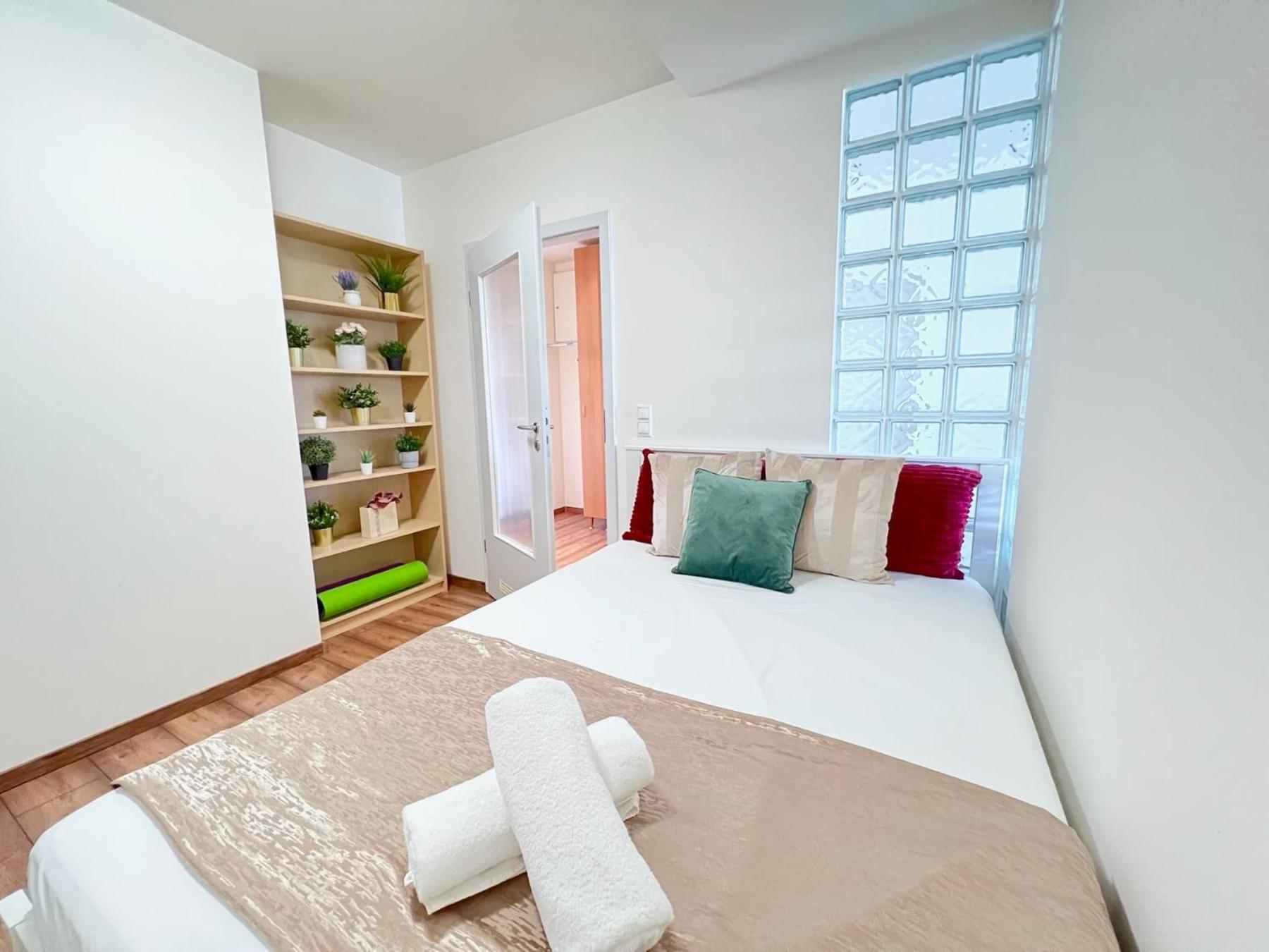 Luxury With A Beautiful View Of The Danube, Free - Wellness And Car Parking In The Center Of The Apartamento *