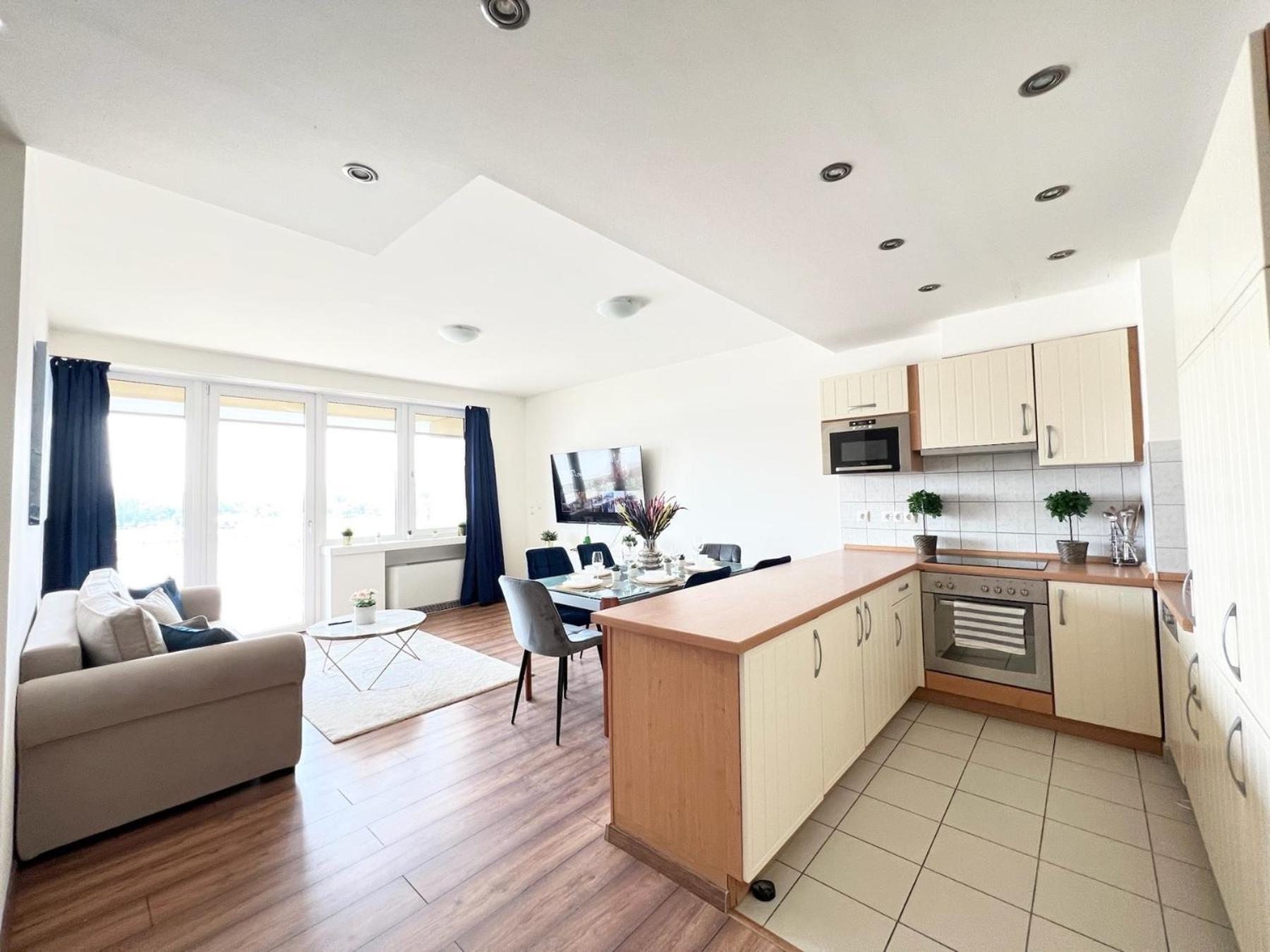 Apartamento Luxury With A Beautiful View Of The Danube, Free - Wellness And Car Parking In The Center Of The *
