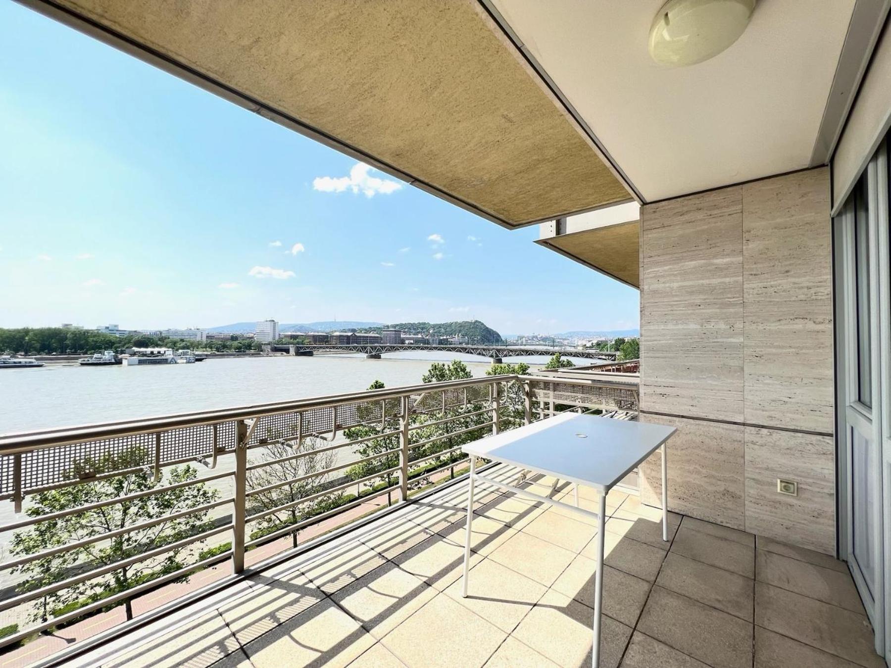 Luxury With A Beautiful View Of The Danube, Free - Wellness And Car Parking In The Center Of The Apartamento *